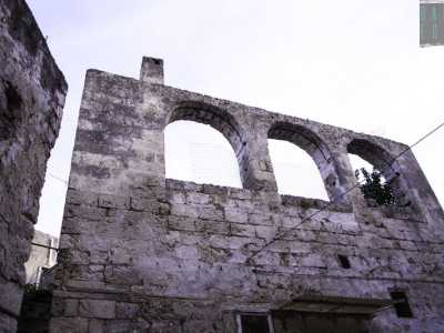 Gli svettanti e ariosi archi che costituivano le condutture d�acqua necessarie a colmare la cisterna interna del castello